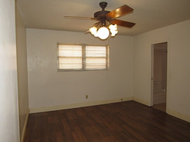 Building Photo - 2810 Teakwood Dr