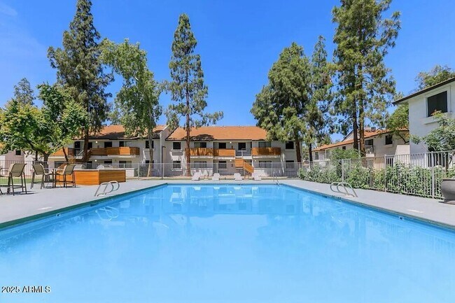 Primary Photo - 4620 W McDowell Rd