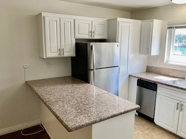 Building Photo - 1 Bedroom Just Blocks From the Ocean