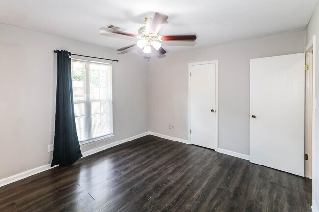 Building Photo - 913 N Willowick Dr