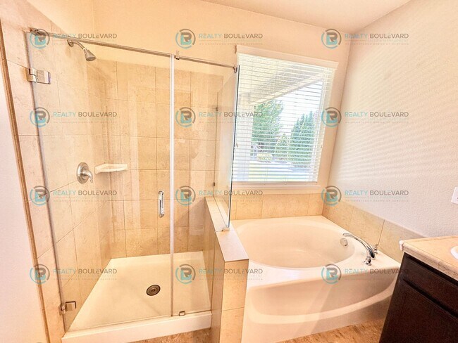 Building Photo - 3 Bedroom 2 Bathroom with Garage covered patio and beautiful yard!