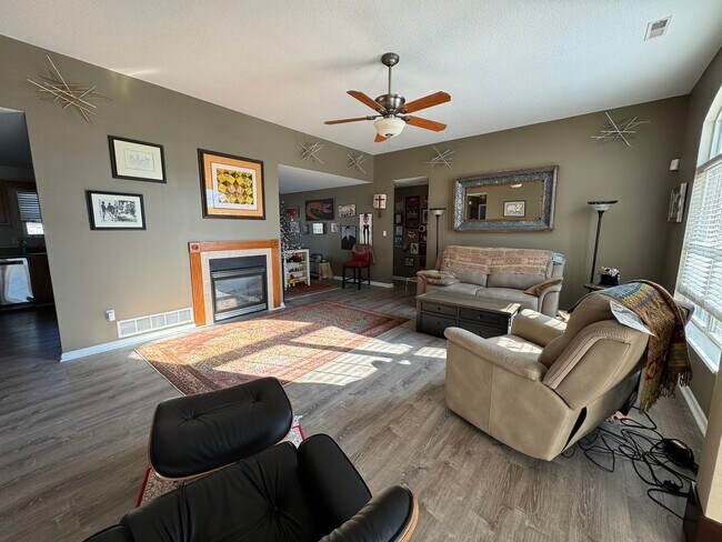 Building Photo - 3 Bedroom Home Furnished or unfurnished available