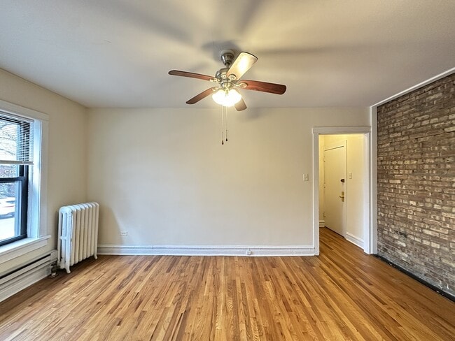 Building Photo - 960 W Cornelia Ave