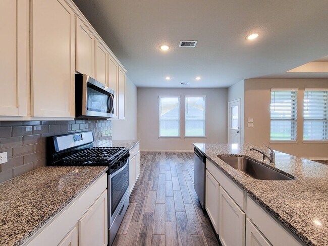 Building Photo - Quiet Cul De Sac! Tray Ceiling in Family & Primary suite. Wood Like Tile, Modern Gray Walls, Grea...