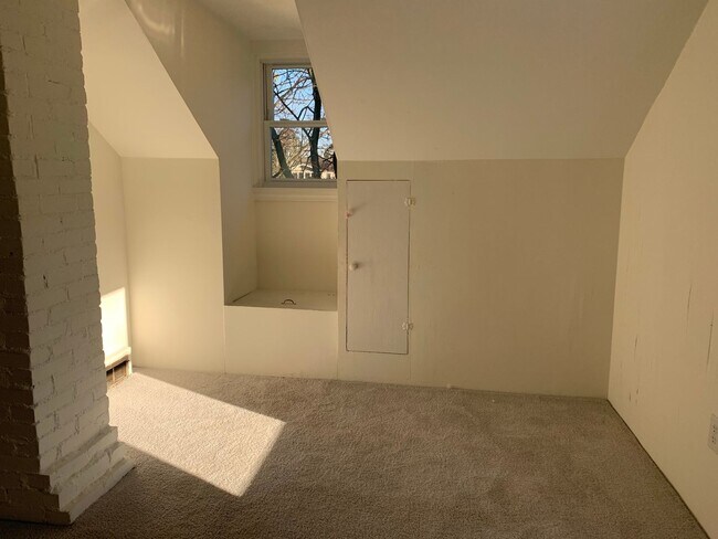 Building Photo - COMING SOON! 4 Bedroom (with office)-3 Bath- Pets negotiable