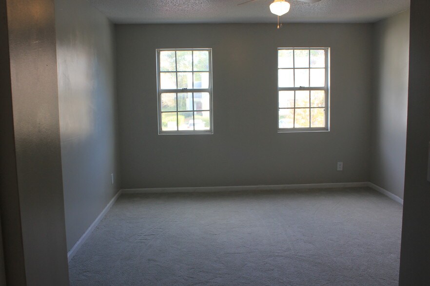 bedroom 1 - 35 Devon Ln