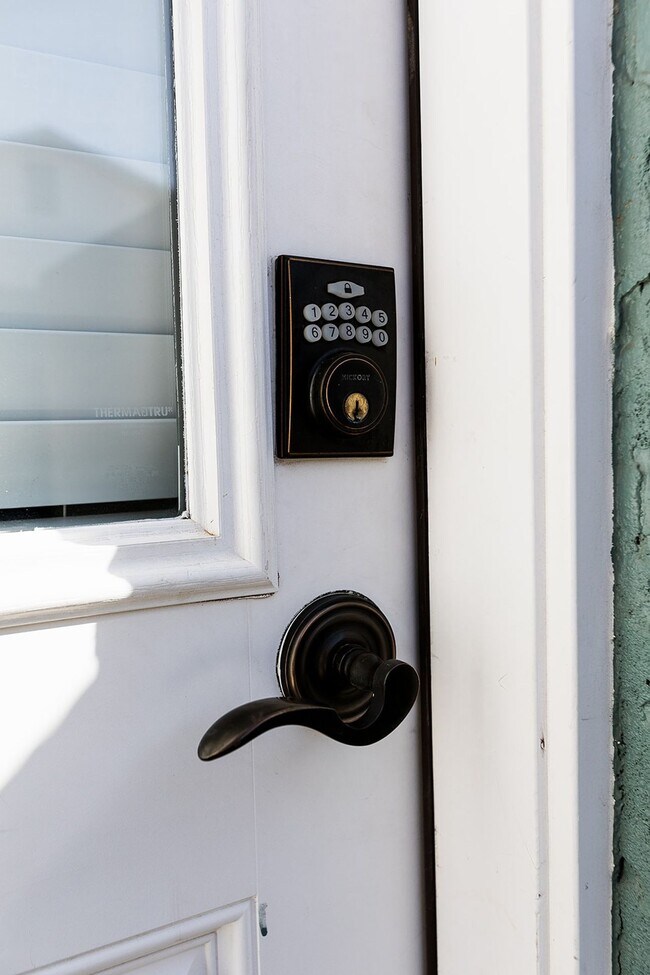 Building Photo - 1 Bed | 1 Bath -  Bungalow Style Unit