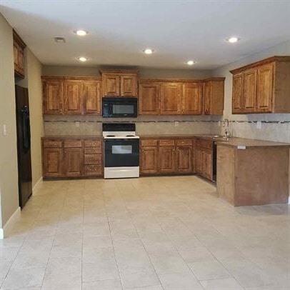 Building Photo - 907 W Gay St