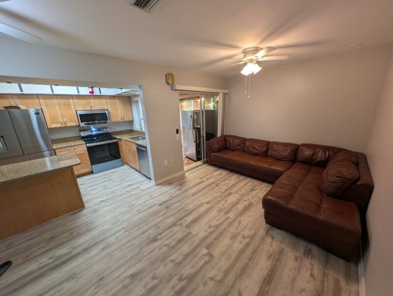 Building Photo - 557 Wilkie St