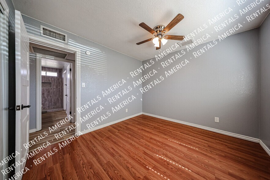 Building Photo - 15851 N 23rd St
