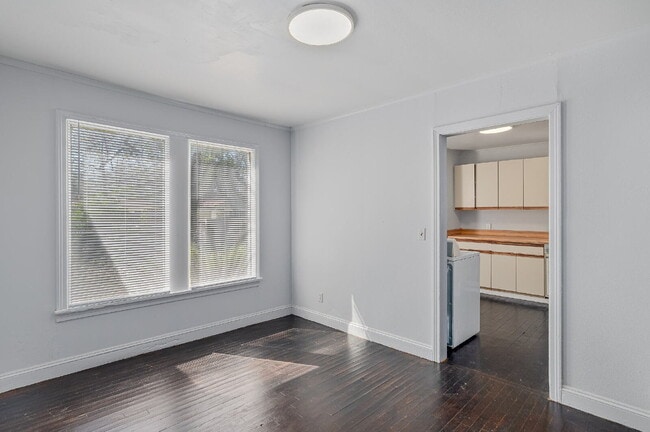 Building Photo - "Charming 2-Bedroom Shreveport Home with Cozy Fireplace & Gleaming Hardwood Floors!"