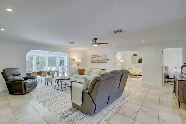 Building Photo - 2600 N Riverside Dr