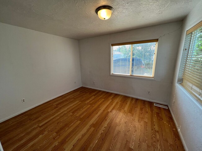 Building Photo - 1 bed 1 bath Apartment with Great Natural Light