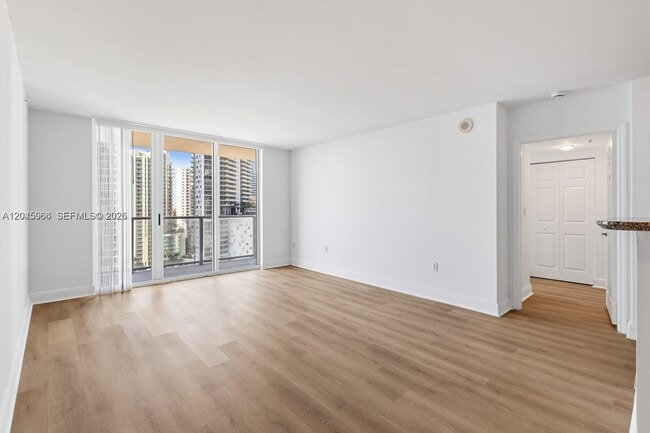 Building Photo - 1155 Brickell Bay Dr
