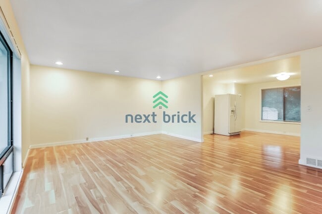 Building Photo - Stunning cul-de-sac residence near Odle Middle School and Bellevue Aquatic Center!