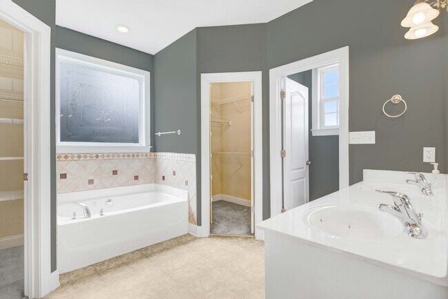 Building Photo - 200 Poplar Knoll Rd