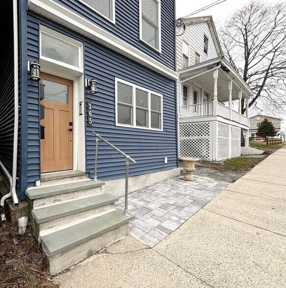 Building Photo - 165 W Main St