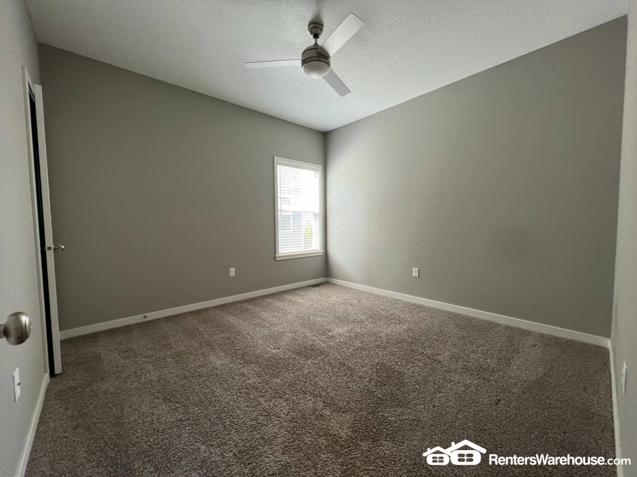 Building Photo - 305 NE Prairie Wolf Dr