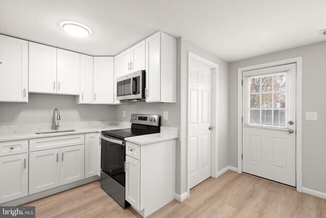 Building Photo - 2015 Dineen Dr