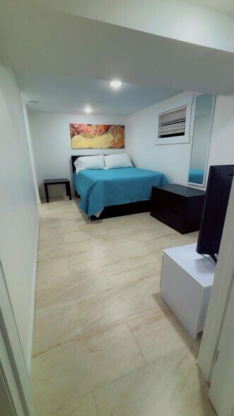 Building Photo - 8 S Farview Ave