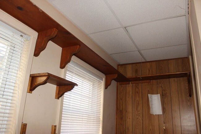 Building Photo - Close to Campus: Dishwasher and Washer/Dryer Included