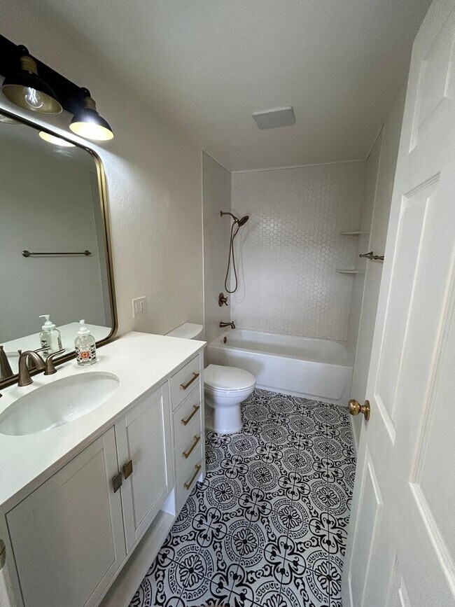 Building Photo - 1655 Merian Dr