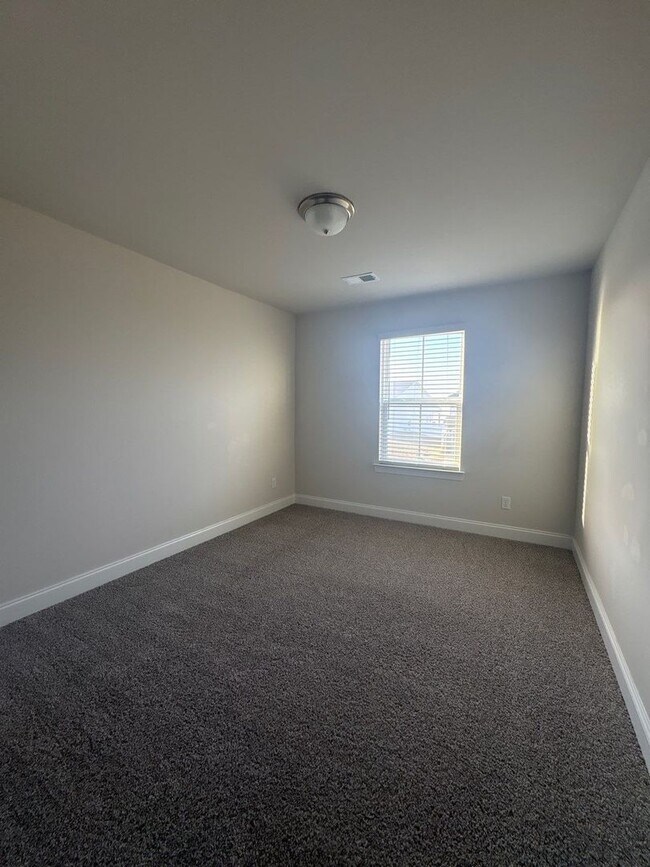 Building Photo - 3 Bedroom, 2.5 Bath and 2 Car Garage in Lebanon! $500 OFF FIRST MONTH’S RENT!