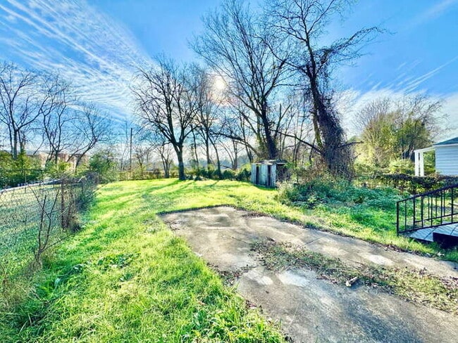 Building Photo - 2071 Hubert Ave