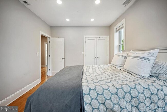 Building Photo - 522 F St NE