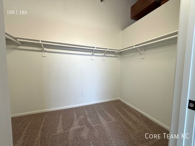 Building Photo - 1 Bedroom + Den In River Market!