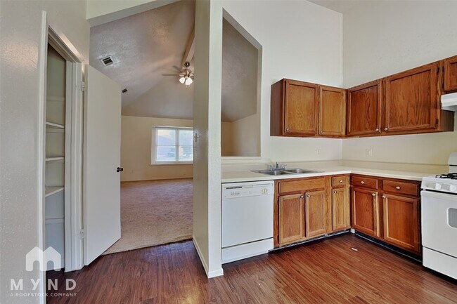 Building Photo - 10002 Green Valley Ln