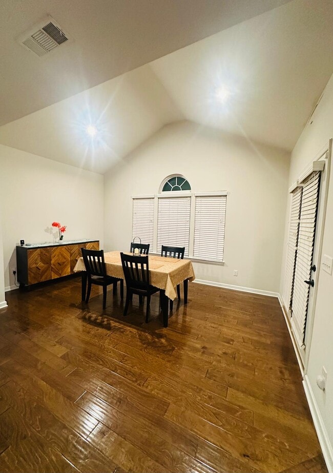Building Photo - 2048 Oglethorpe Dr