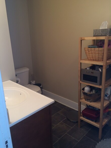 Building Photo - 821 Diamond Ave NE