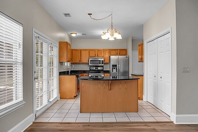 Building Photo - Gorgeous, 2 story, 4 BR, 2.5 BA Home with Fenced Yard near Magnolia Gardens