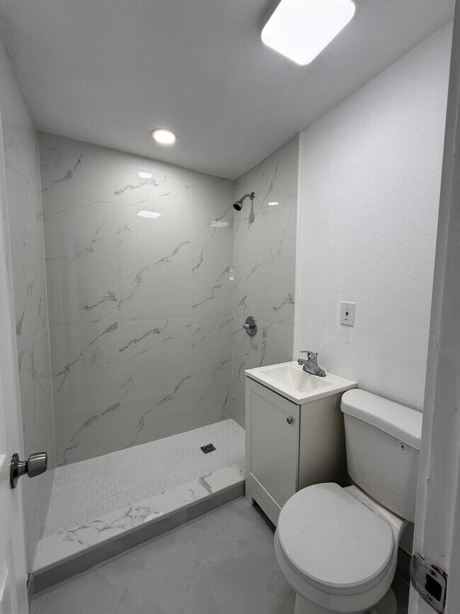 Building Photo - 4400 SW 36th St