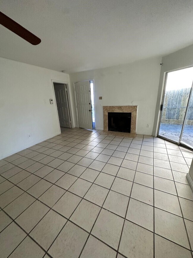 Building Photo - 9797 Leawood Blvd