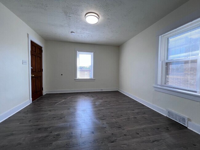 Building Photo - Cozy 1BR apartment now available!