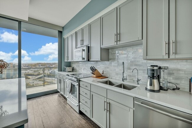Building Photo - 2 Bed, 2 Bath Luxury High-rise Condo w/ Pa...