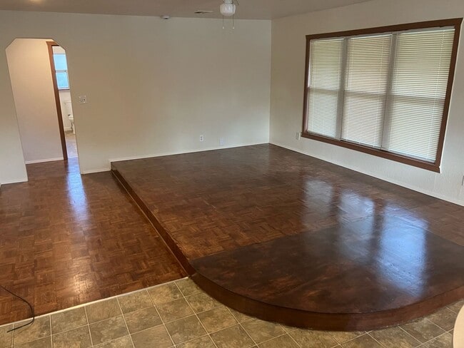 Building Photo - Welcome to this cozy spot 2 bed, 1 bath, r...