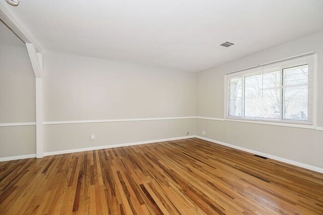 Building Photo - 3 Bedroom Home With Spacious Fenced Yard i...