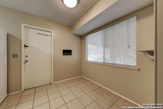 Building Photo - Charming Home Awaits: Spacious & Modern Living in a Prime Location