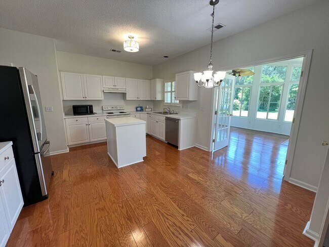 Building Photo - 1513 Clarendon Way