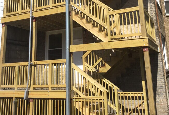 Building Photo - 702 W Schubert Ave