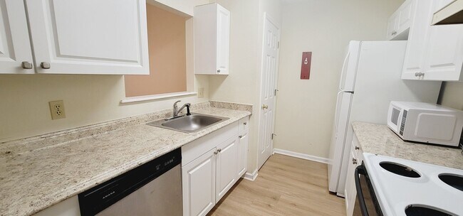 Building Photo - CLOSE TO CAMPUS 3/3 w/ Washer/Dryer, Lawn Maintenance Included, & More! $1875/month Avail startin...