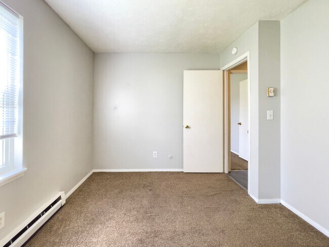 Building Photo - 2 Bedroom Flats Near Walking Trails!