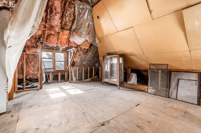 Building Photo - 415 W 5th Ave