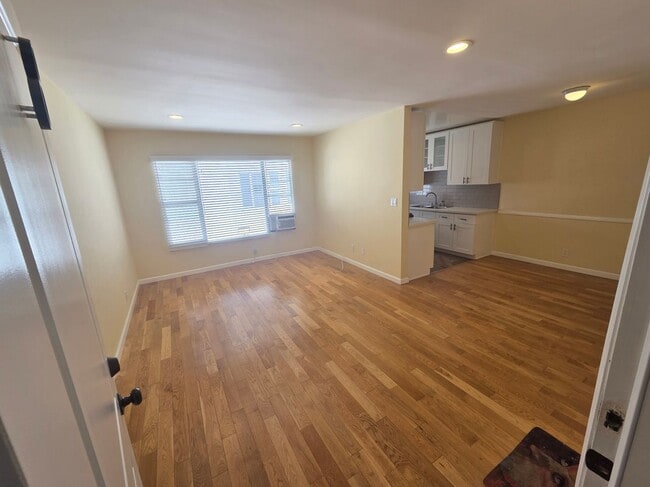 Building Photo - 5950 Carlton Way