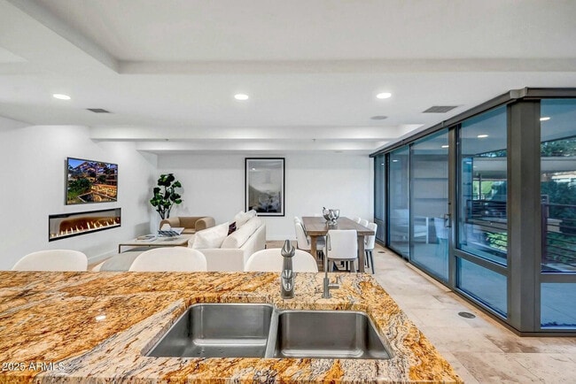Building Photo - 7121 E Rancho Vista Dr