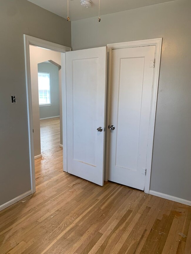 Building Photo - 2 BEDROOM, 1 BATHROOM APARTMENT