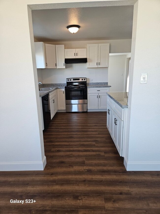 Building Photo - Newly Renovated Country Home